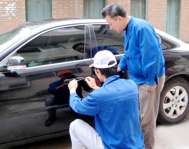 后沙峪汽车钥匙丢在车里面怎么办?